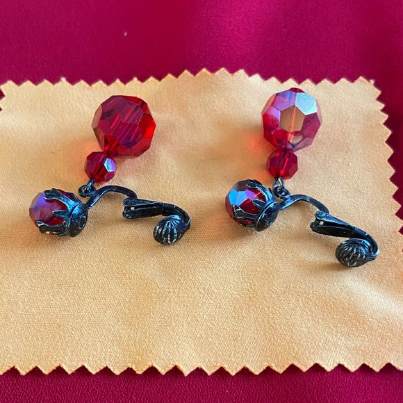Vintage Clip-On Earrings - Picture 4 of 5